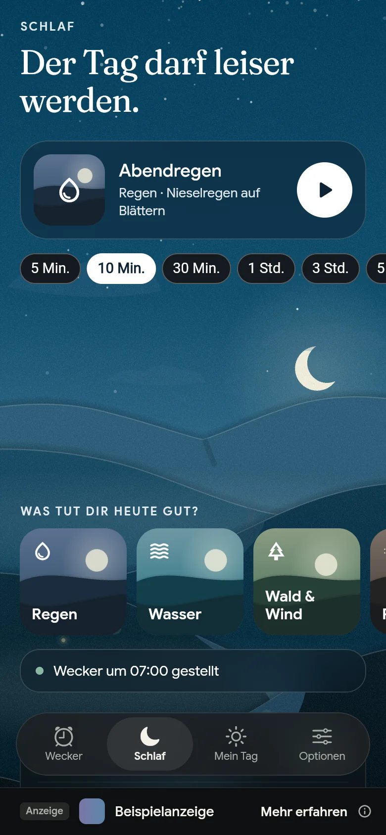 Der Reiter Schlaf bei Nacht mit einem Klang, seiner Dauer und den Regalen.