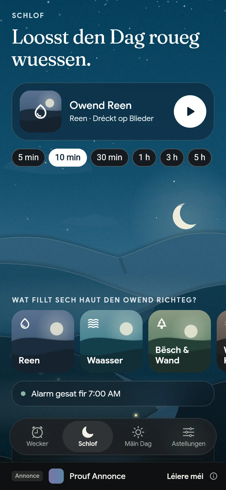 Den Tab Schlof bei Nuecht mat engem Klang, senger Dauer an de Regaler.