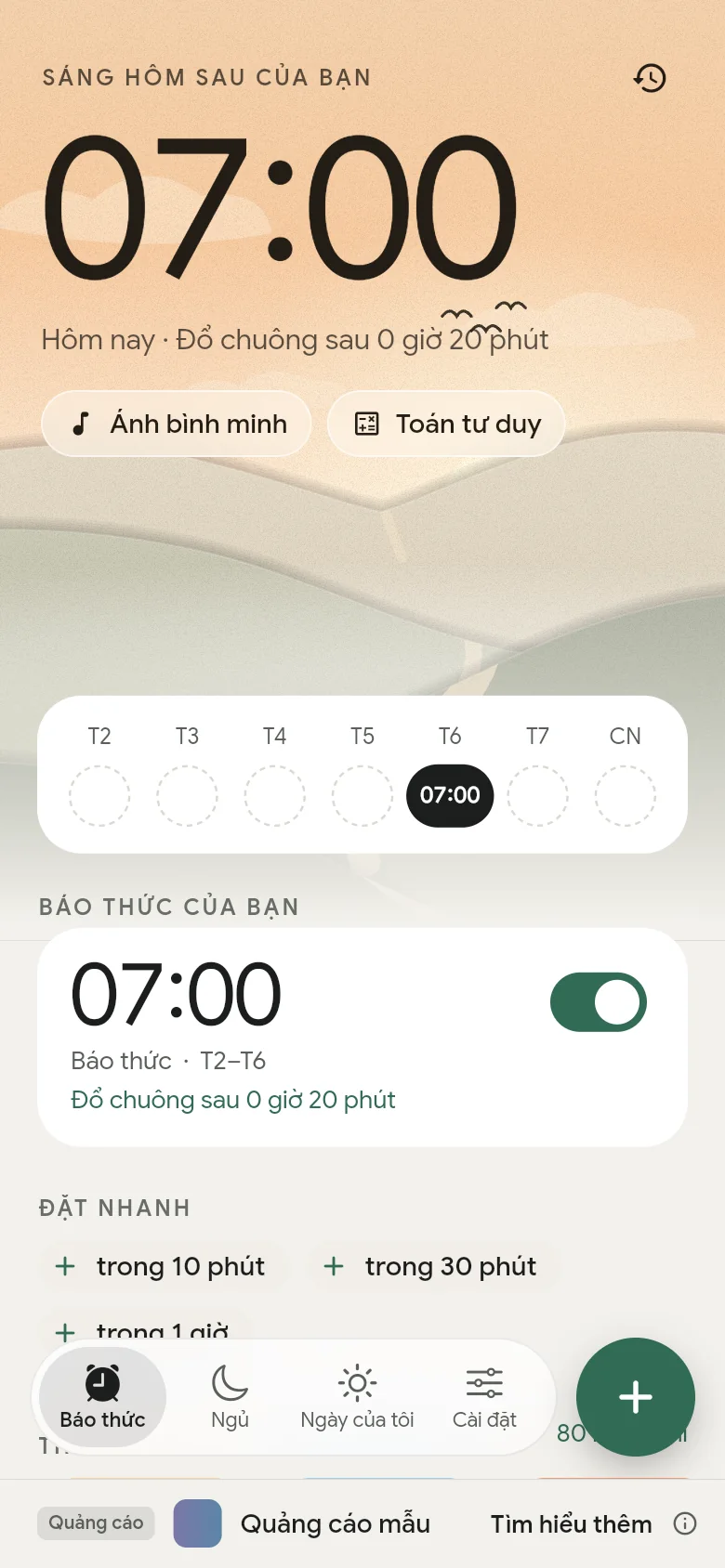 Tab Báo thức: báo thức tiếp theo được đặt lúc 07:00.